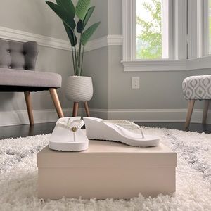 TOMMY BAHAMA**SOLD**White Platform Wedge Sandal Flip Flops 6 💕